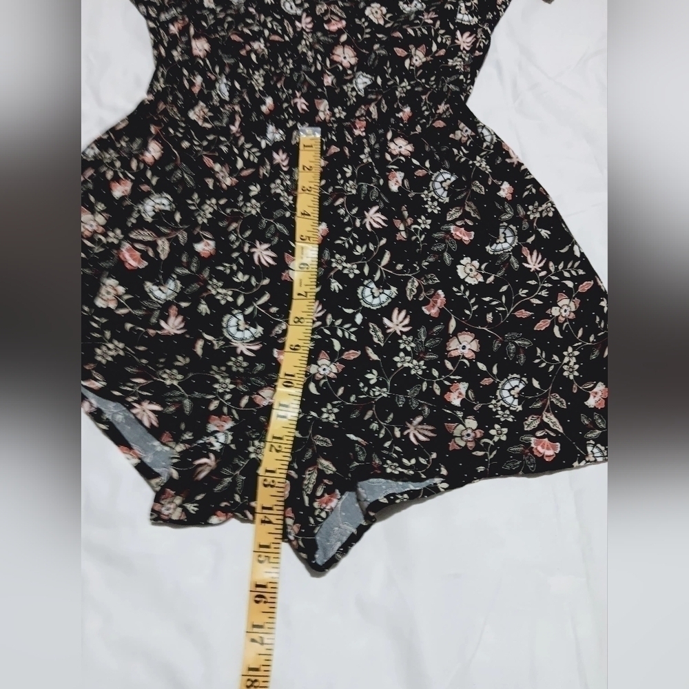 3 X$25. Old Navy Multicolor hole back romper with pockets and elastic waist Sz S - Picture 14 of 14